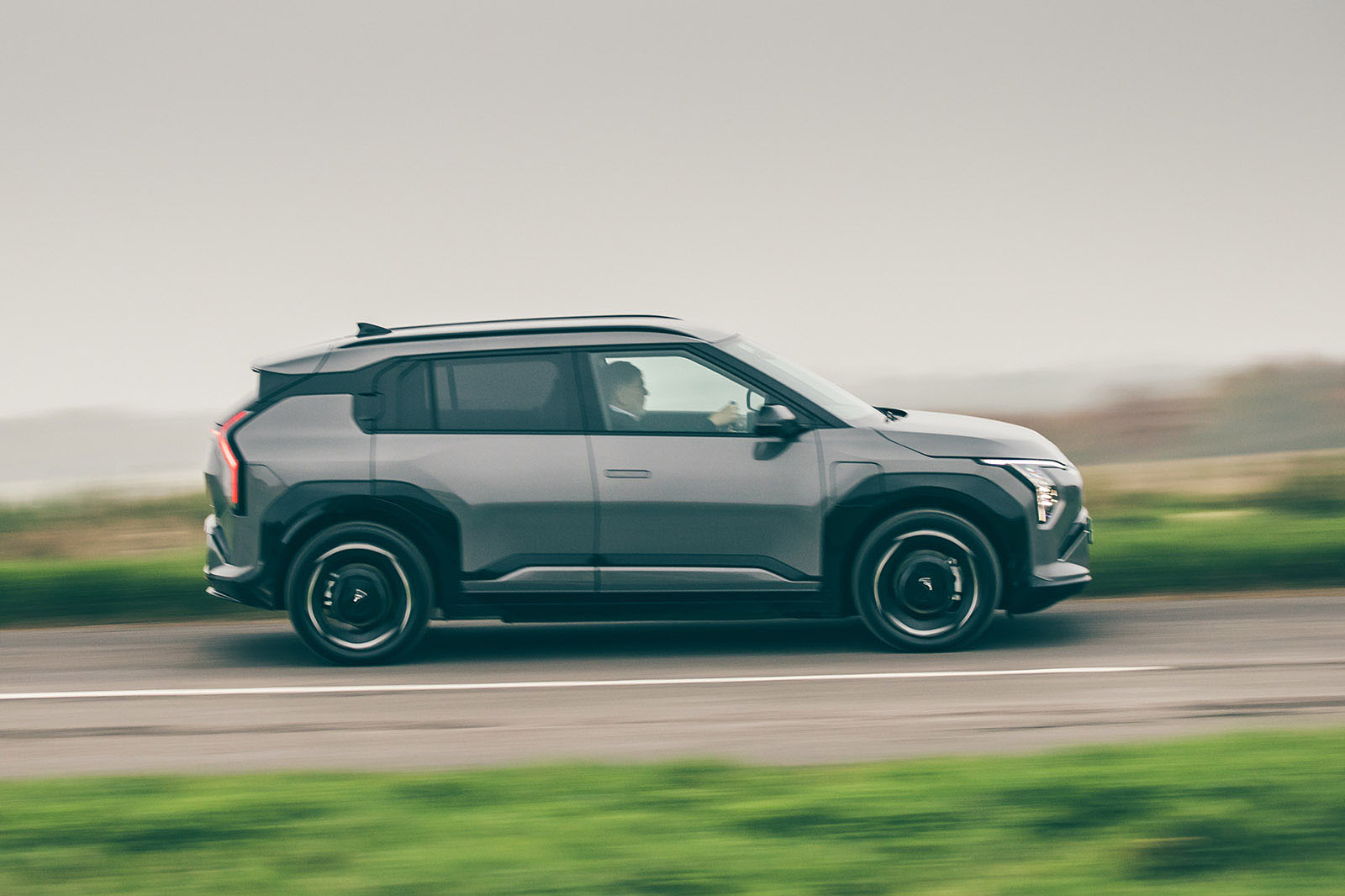 بررسی کیا ای وی 3 2024 - نمای کناری در حال حرکت