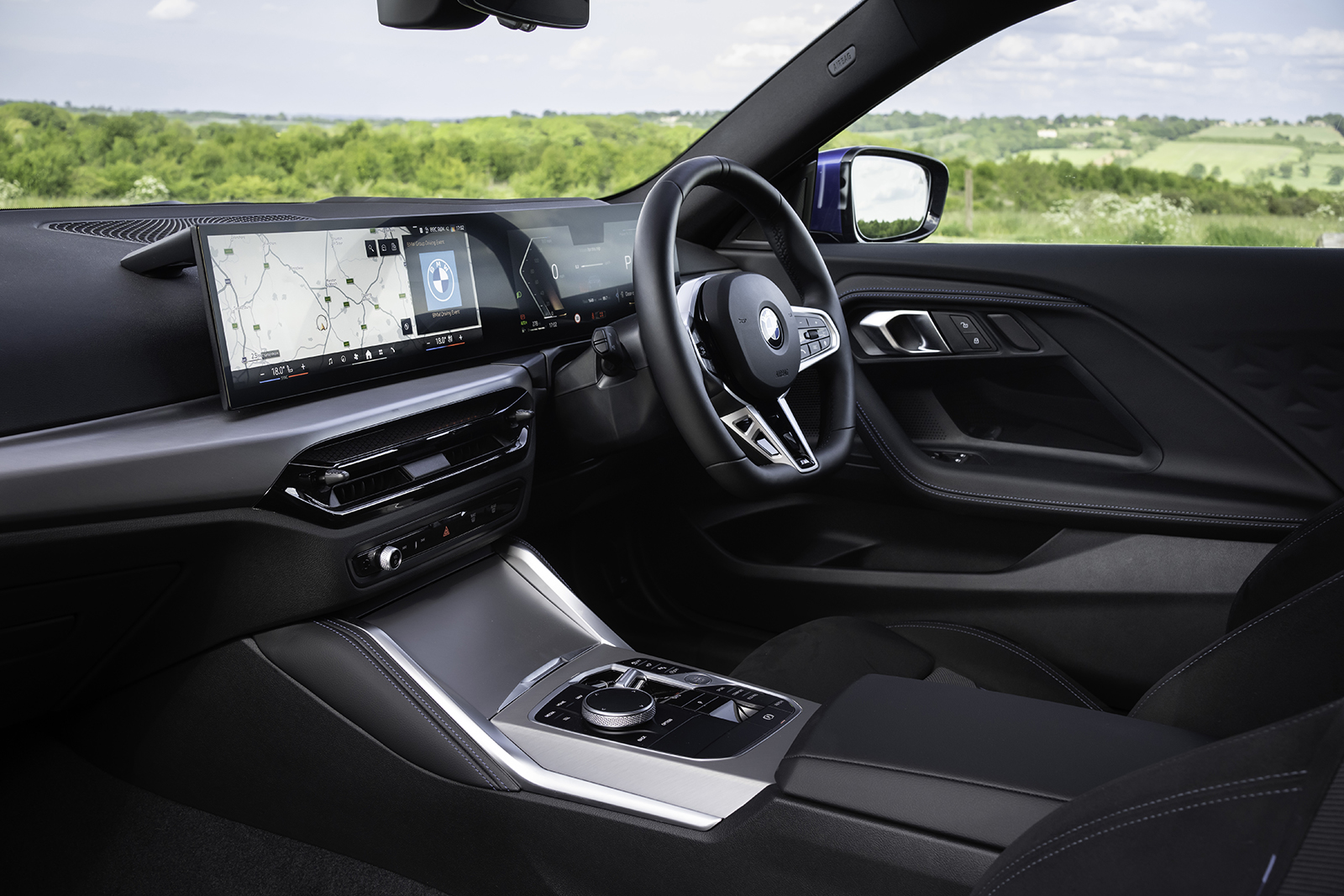 نمای داخلی کابین و کنسول وسط