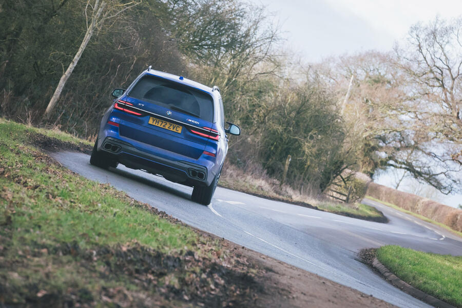 نمای عقب ب‌ام‌و X7 M60i در حال پیچیدن