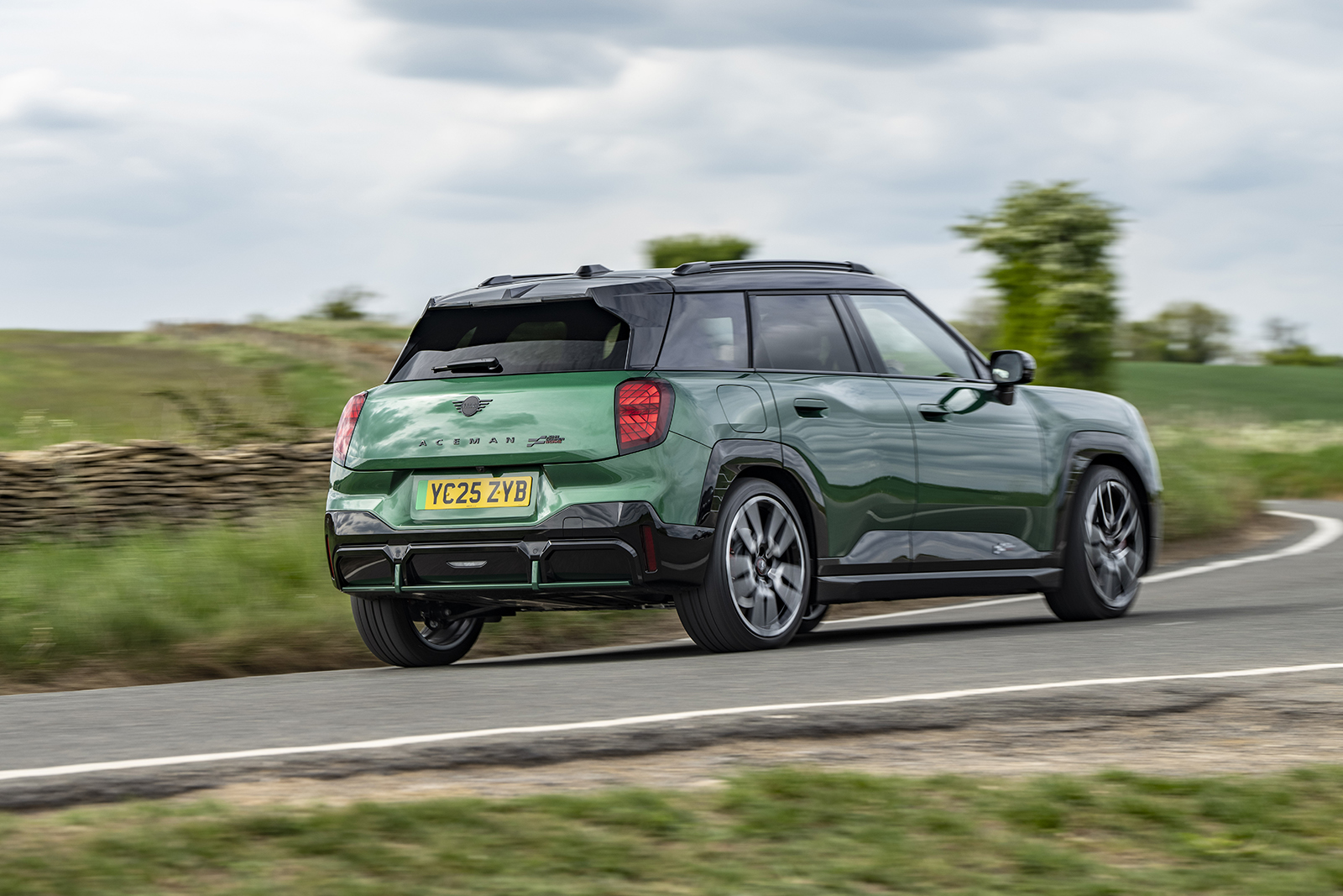 خودرو در حال پیچیدن در جاده کوهستانی