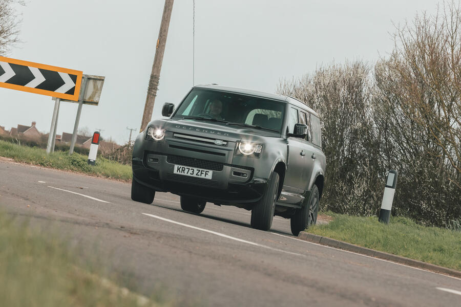 نمای جانبی دیفندر 130 در استفاده روزمره
