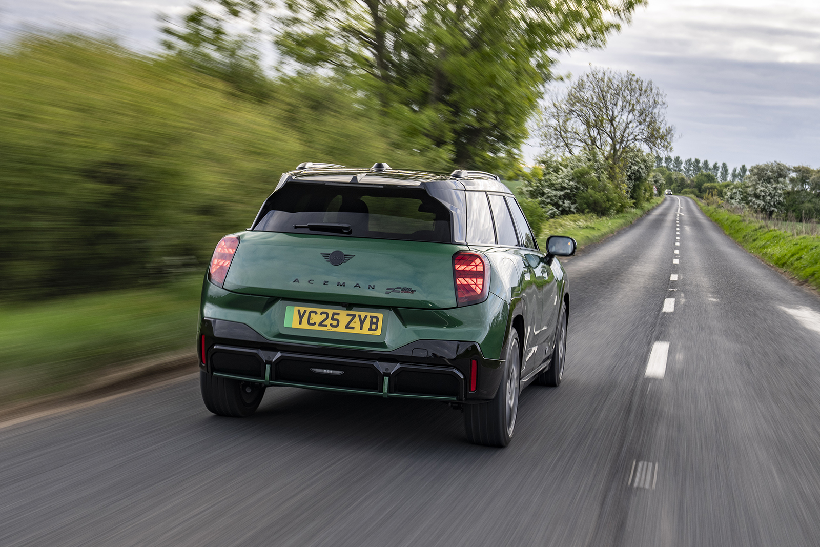 نمای جانبی Mini Aceman JCW با رینگ 19 اینچی