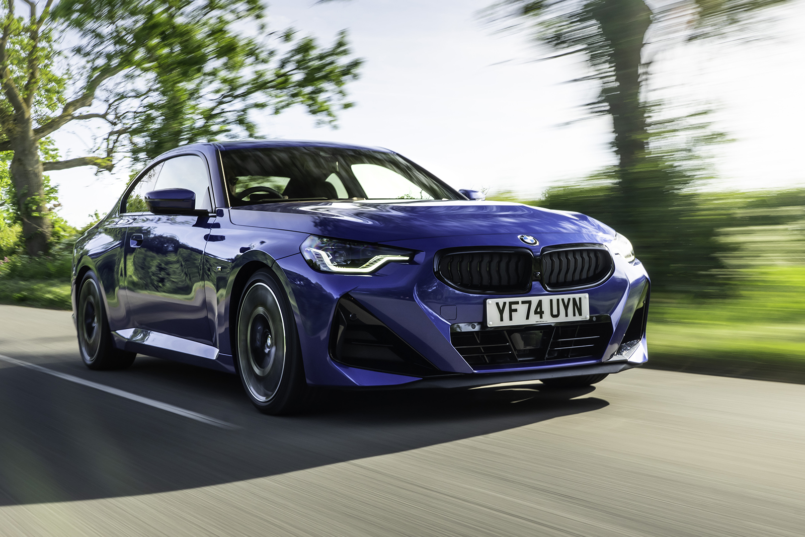 خودرو در حال پیچیدن در جاده کوهستانی