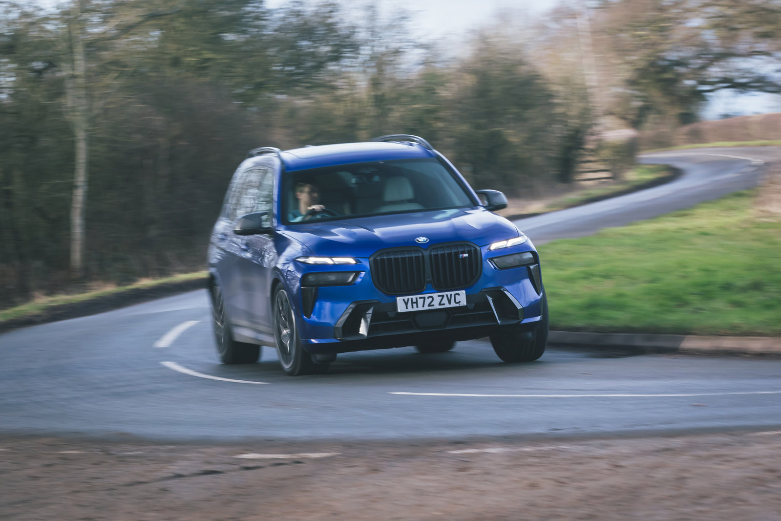 پیچیدن ب‌ام‌و X7 M60i از نمای جلو