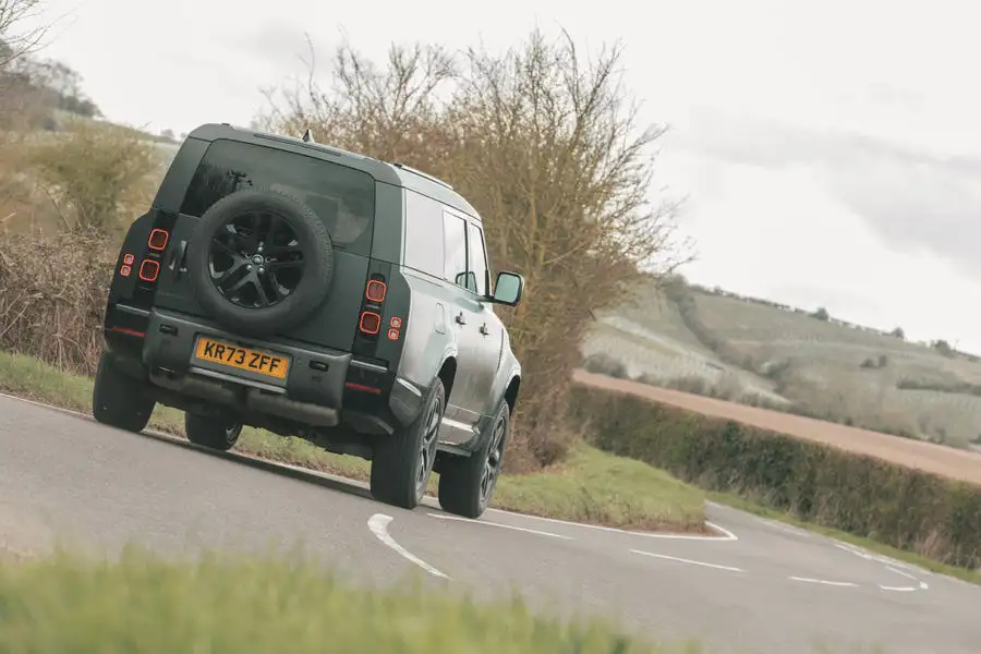 نمای عقب دیفندر 130 در پیچ
