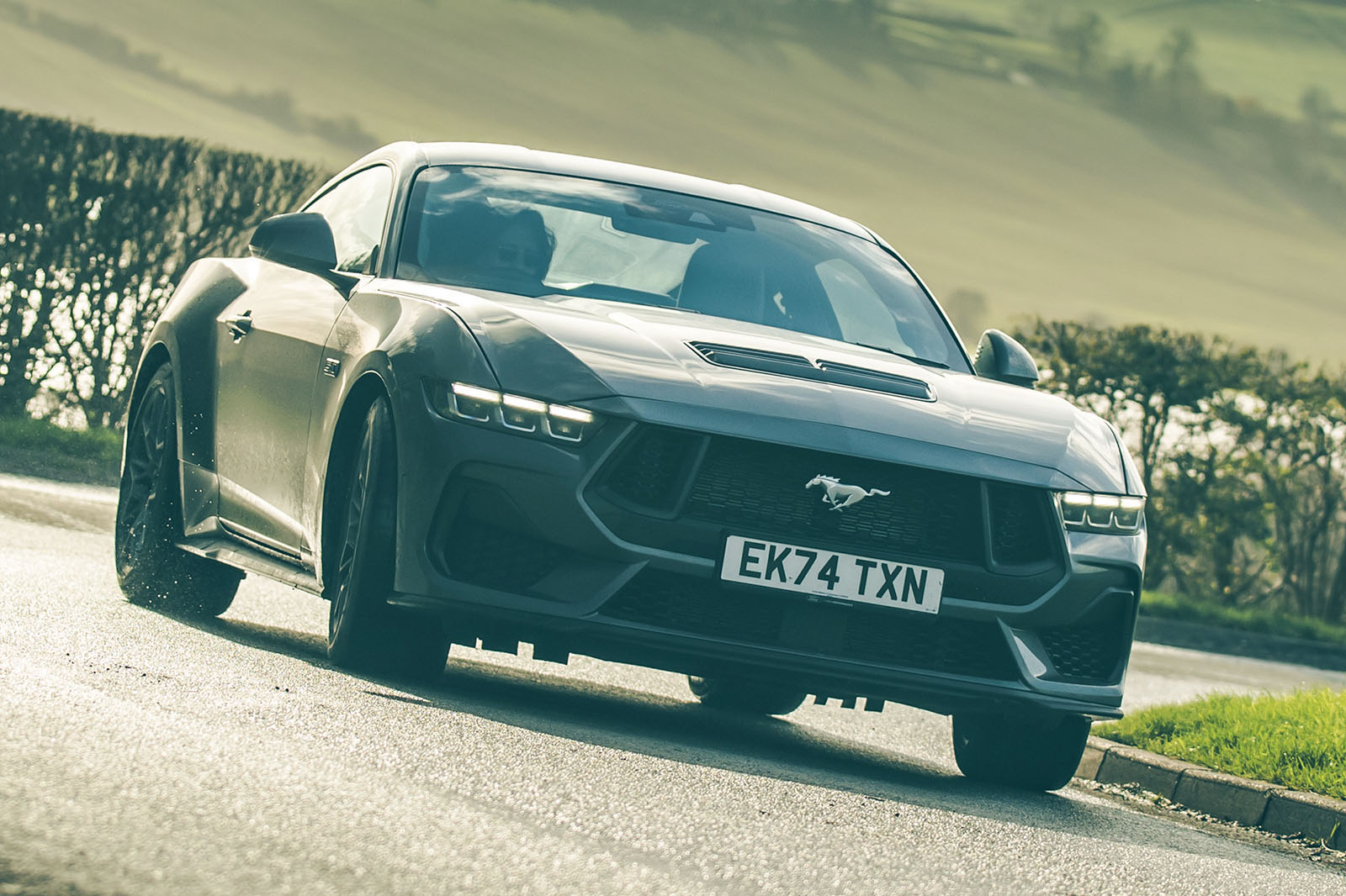 نمای جلو و جانبی فورد موستانگ 2025 در حال حرکت