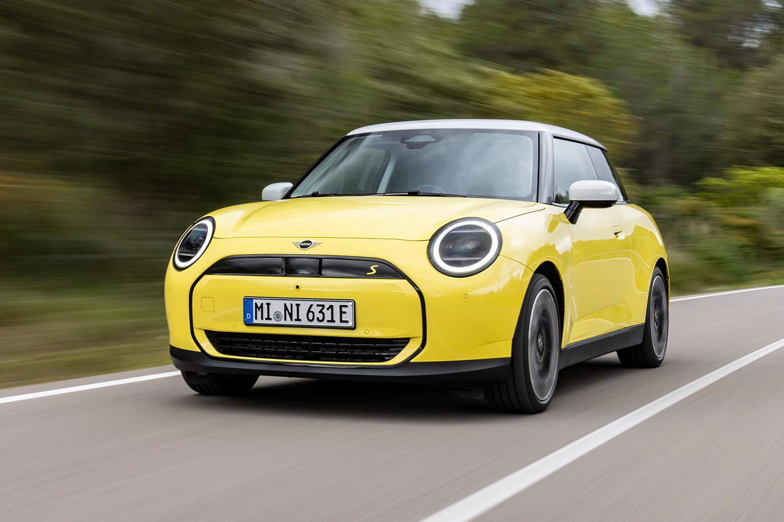 مینی کوپر SE در حال رانندگی