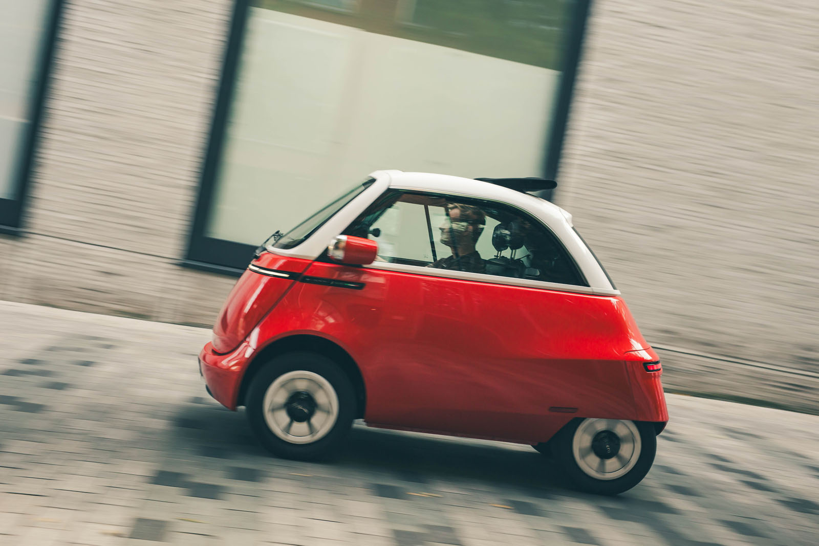 نمای جانبی میکرولینو در حال حرکت