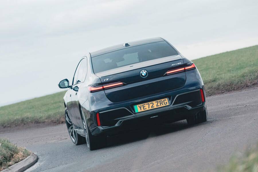 ب‌ام‌و i7 در پیچ عقب