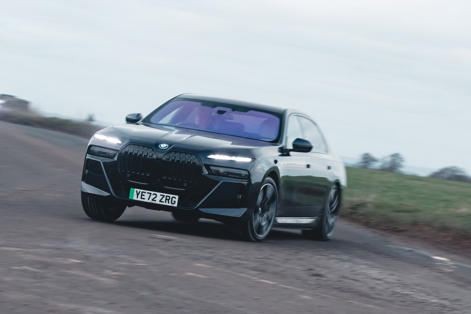 نمای جلو و گوشه بدنه ب‌ام‌و i7