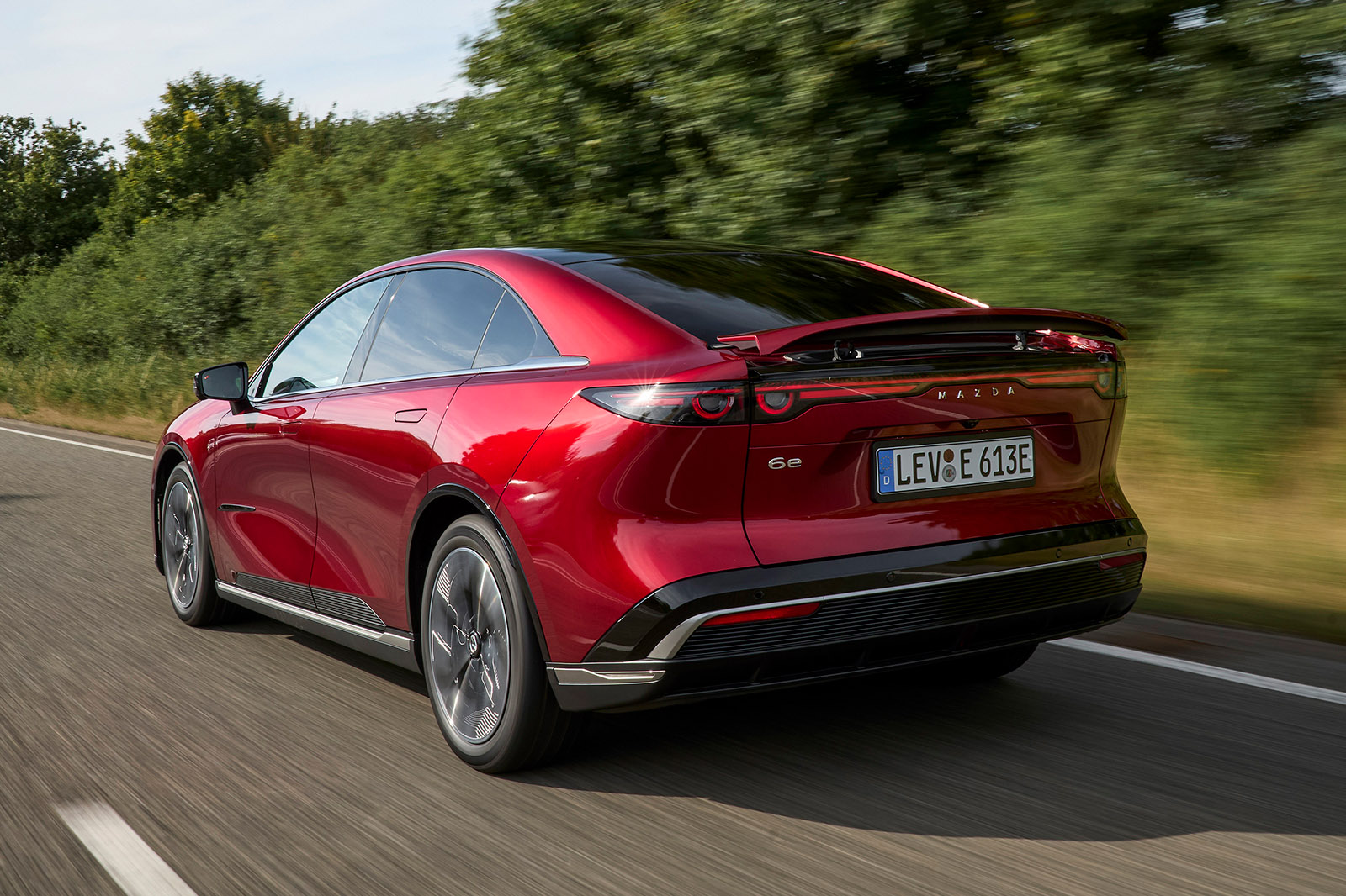 نمای جانبی و طراحی بدنه مزدا 6e