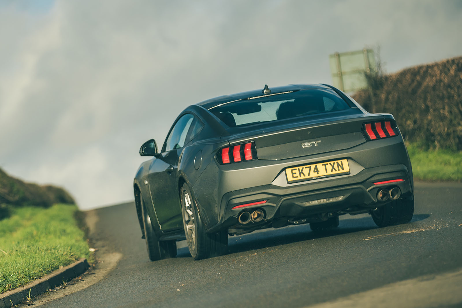 موستانگ در پیچ‌های جاده کوهستانی