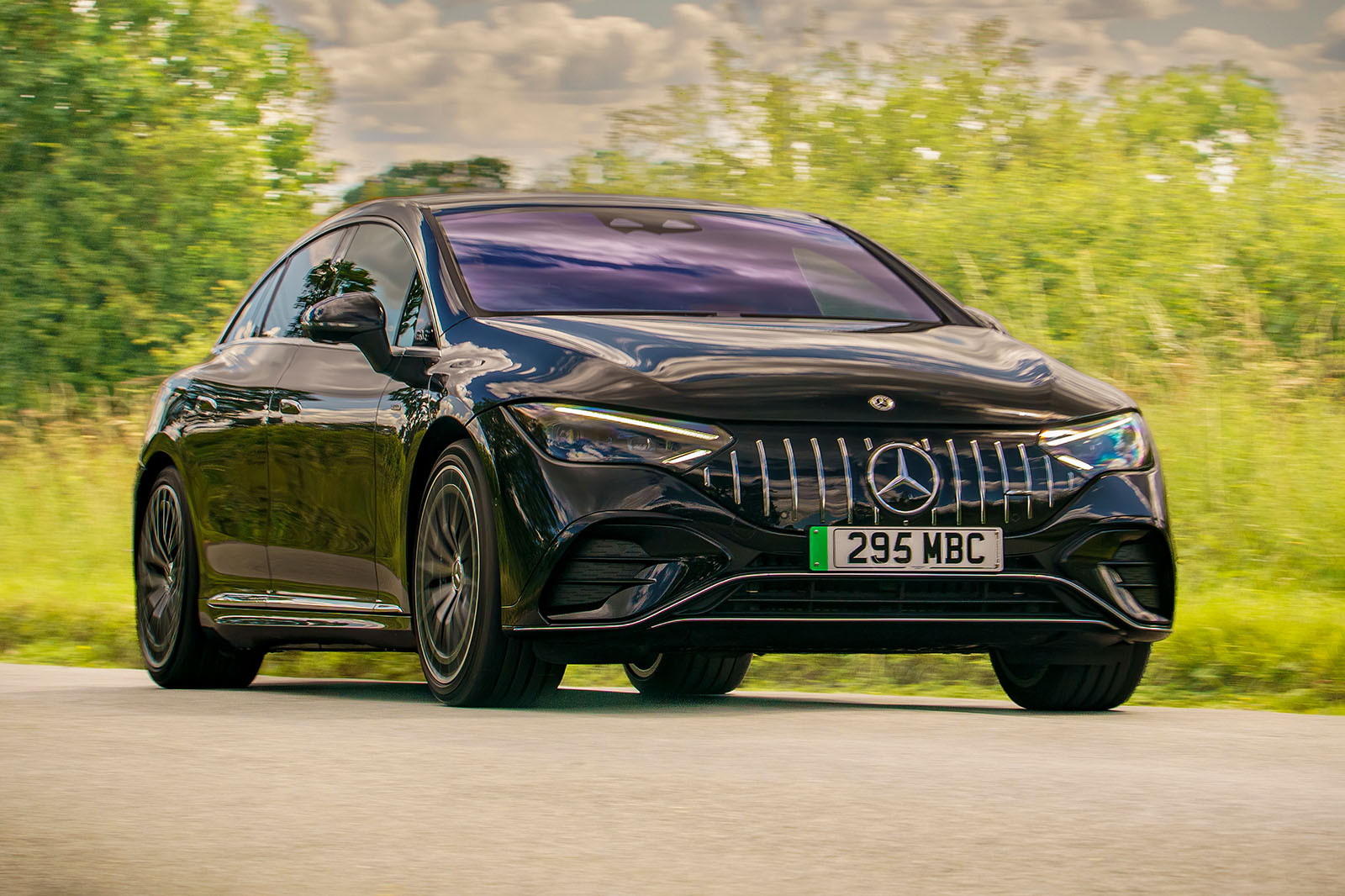 مرسدس ای ام جی EQE 53 در حال رانندگی با سرعت بالا