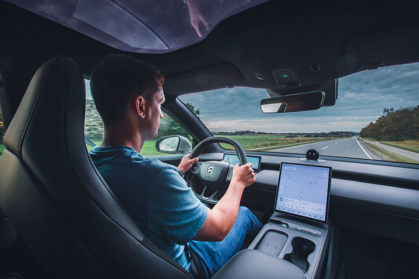 رانندگی با نیو et5 و نمای کابین