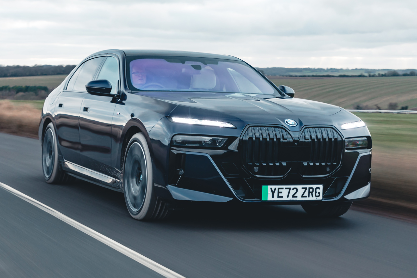 ب‌ام‌و i7 در حال رانندگی روی جاده اصلی