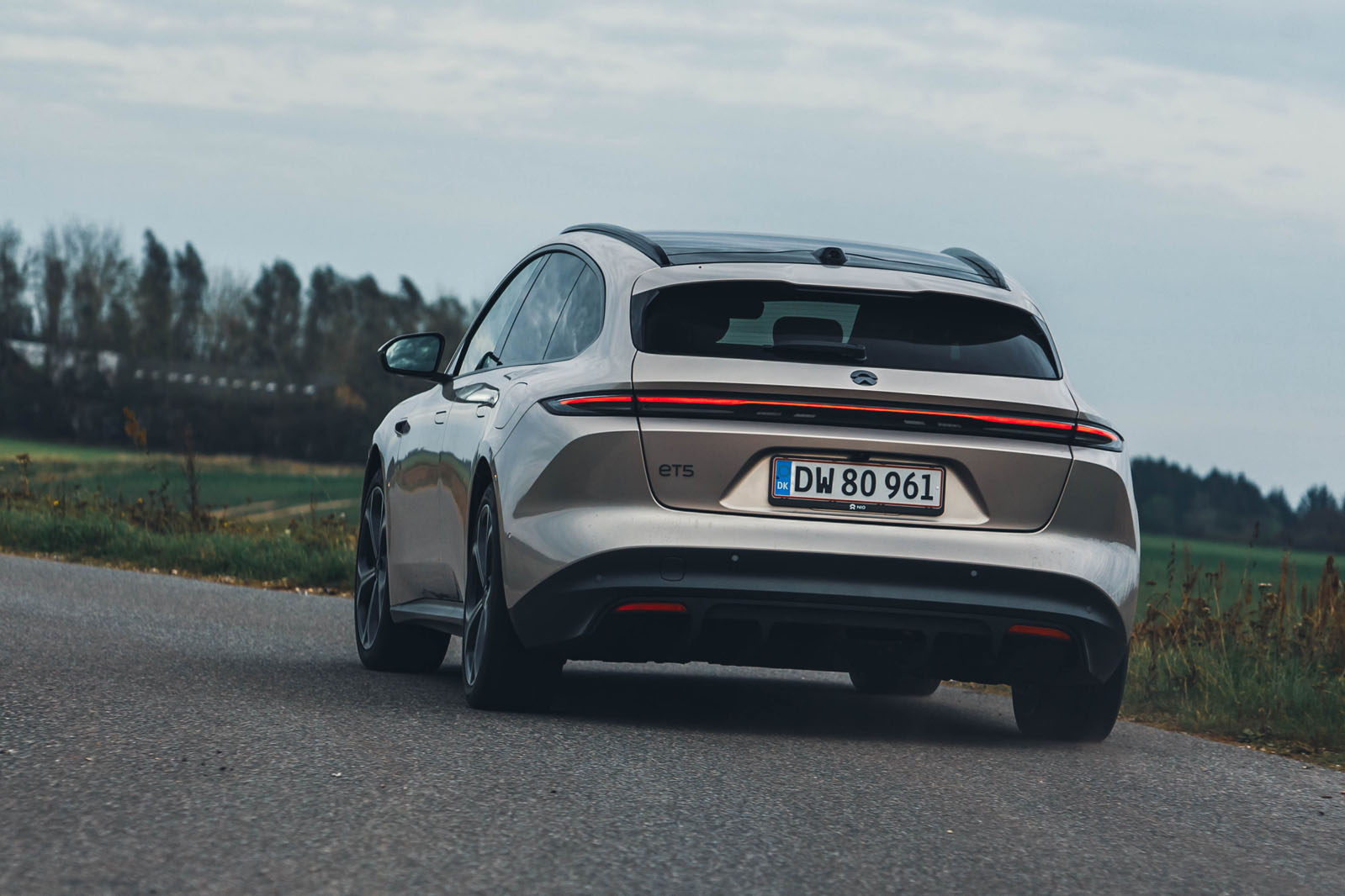 نمای عقب نیو et5 تورینگ در حال حرکت