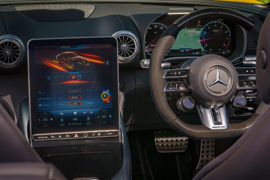 داشبورد و نمایشگر مرکزی عمودی مرسدس SL جدید