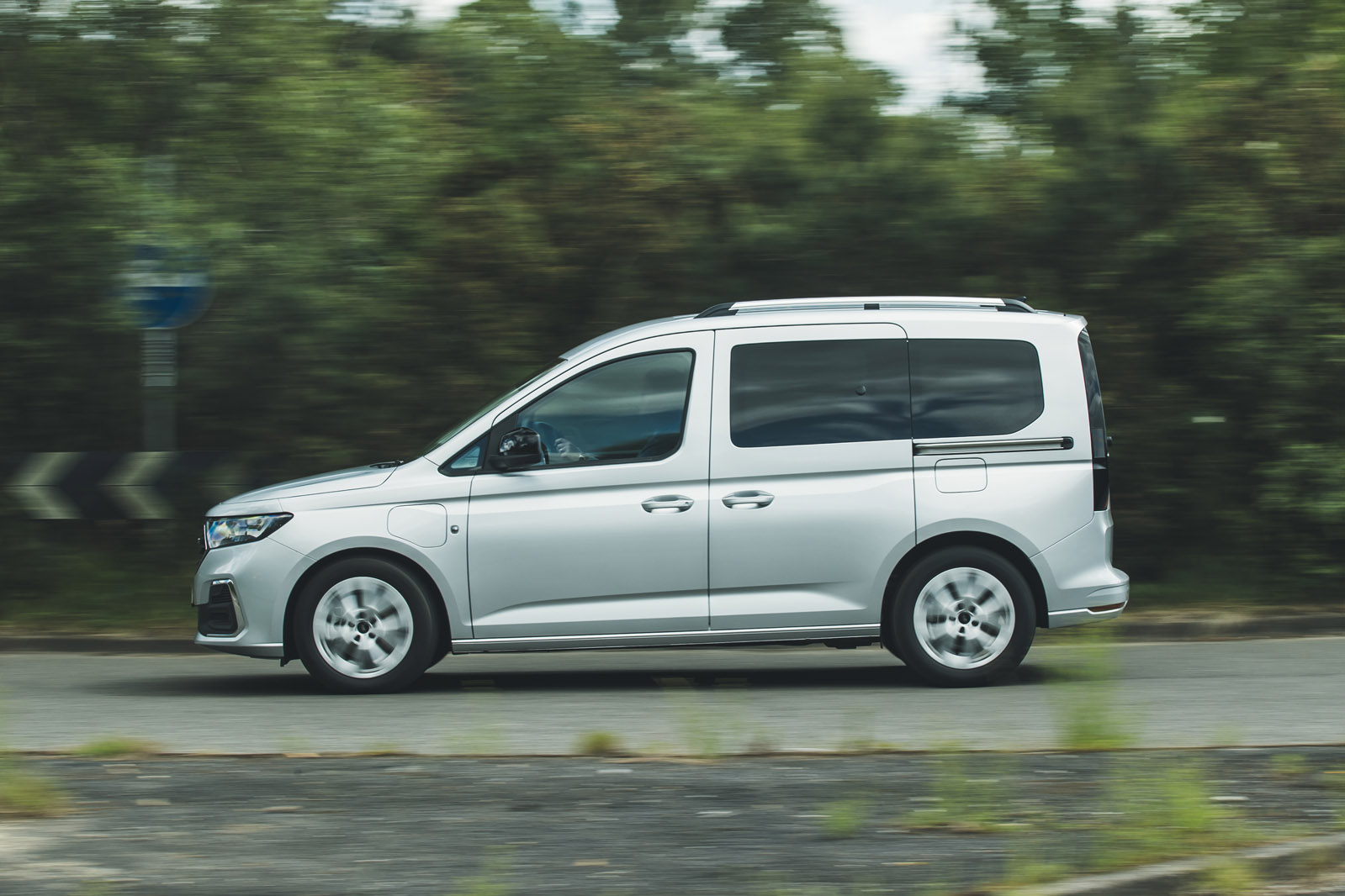 نماي جانبي فورد تورنئو کانکت 2025