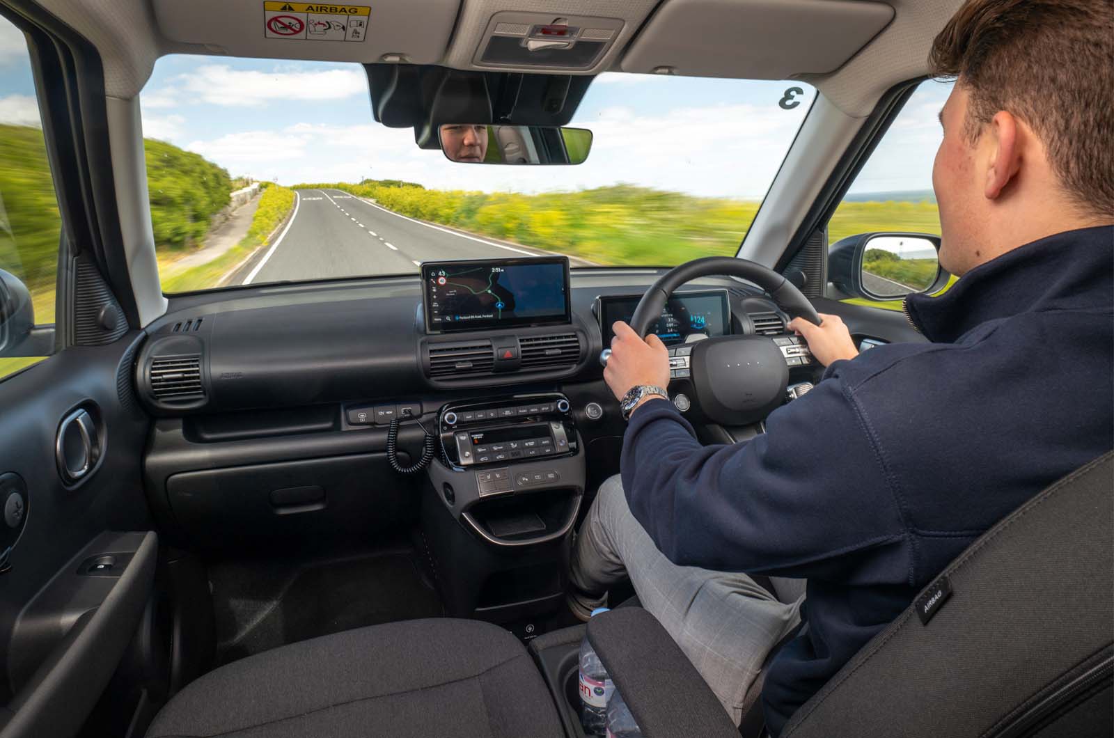 کابین هیوندای اینستر در هنگام رانندگی