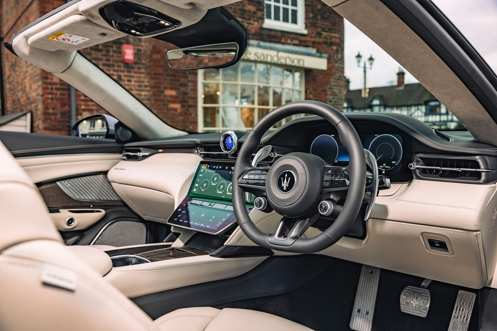 نمای کابین مازراتی گرن کابریو فولگوره