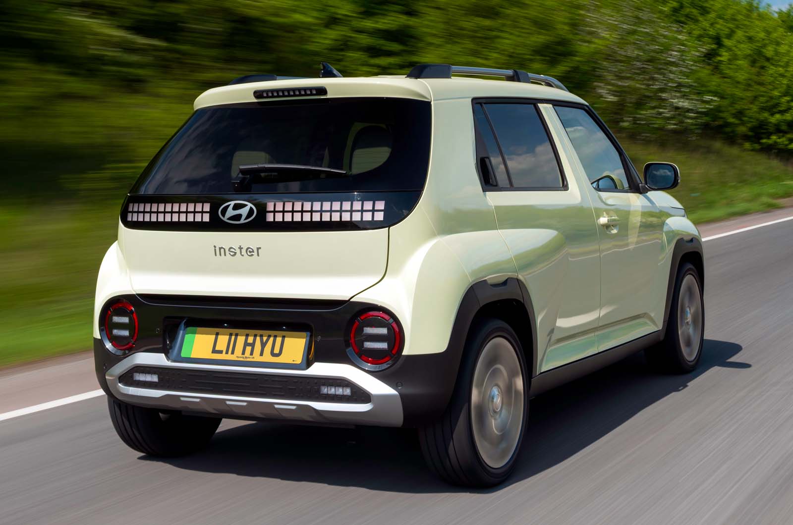 نمای عقب هیوندای اینستر در حال حرکت