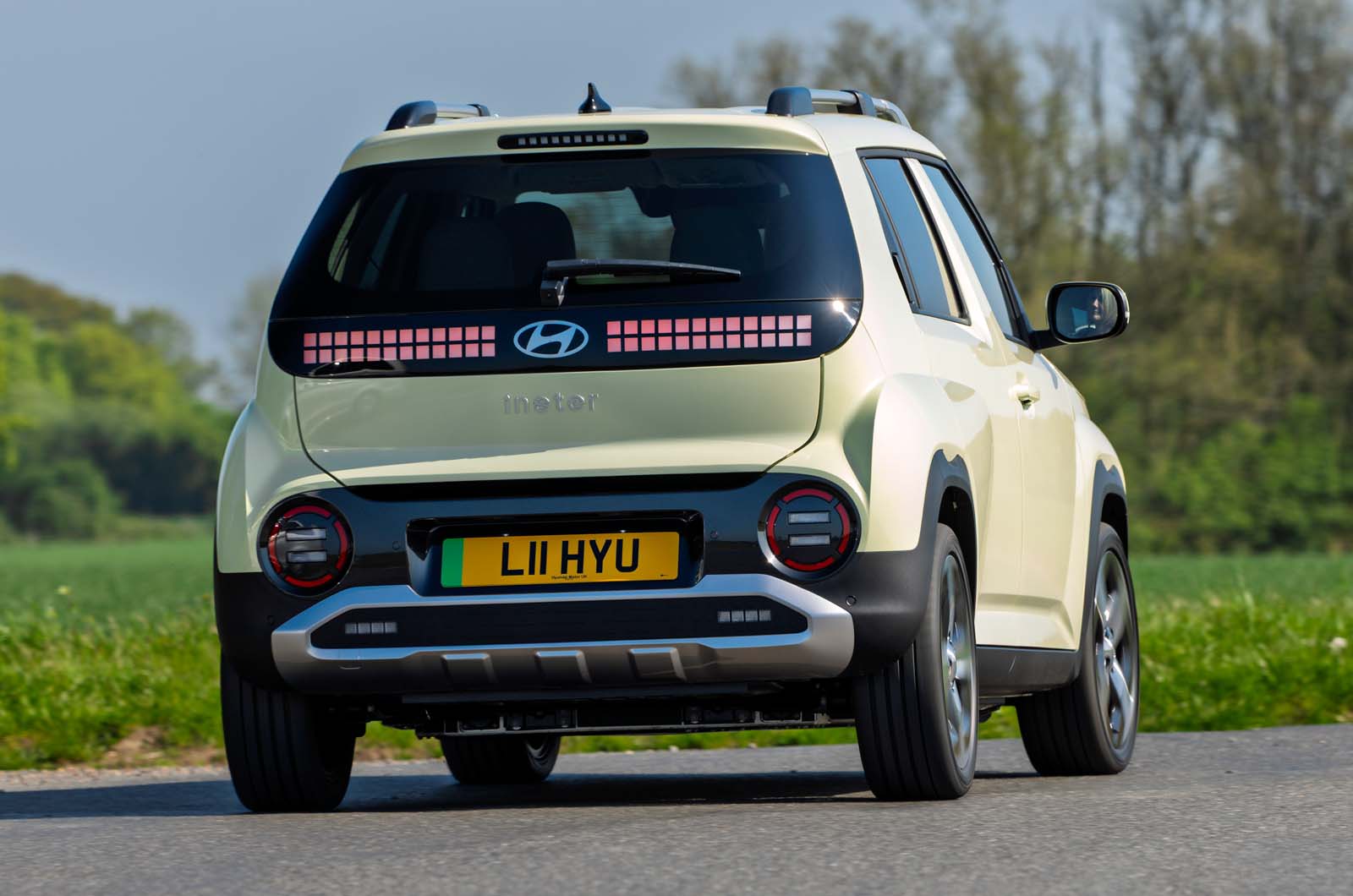 نمای عقب هیوندای اینستر در پیچ