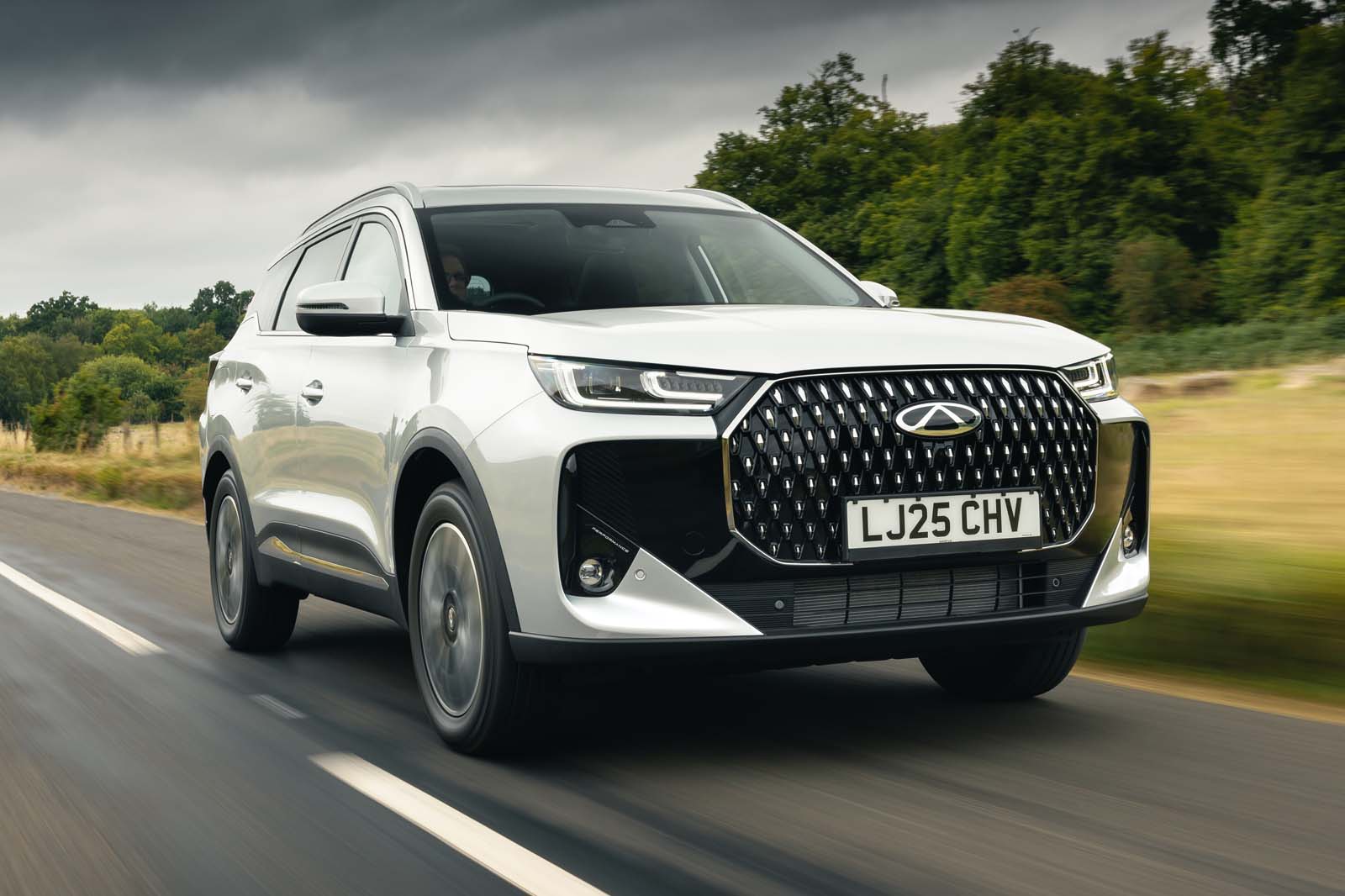 نمای جانبی چری تیگو ۷ پلاگین هیبرید در حال حرکت