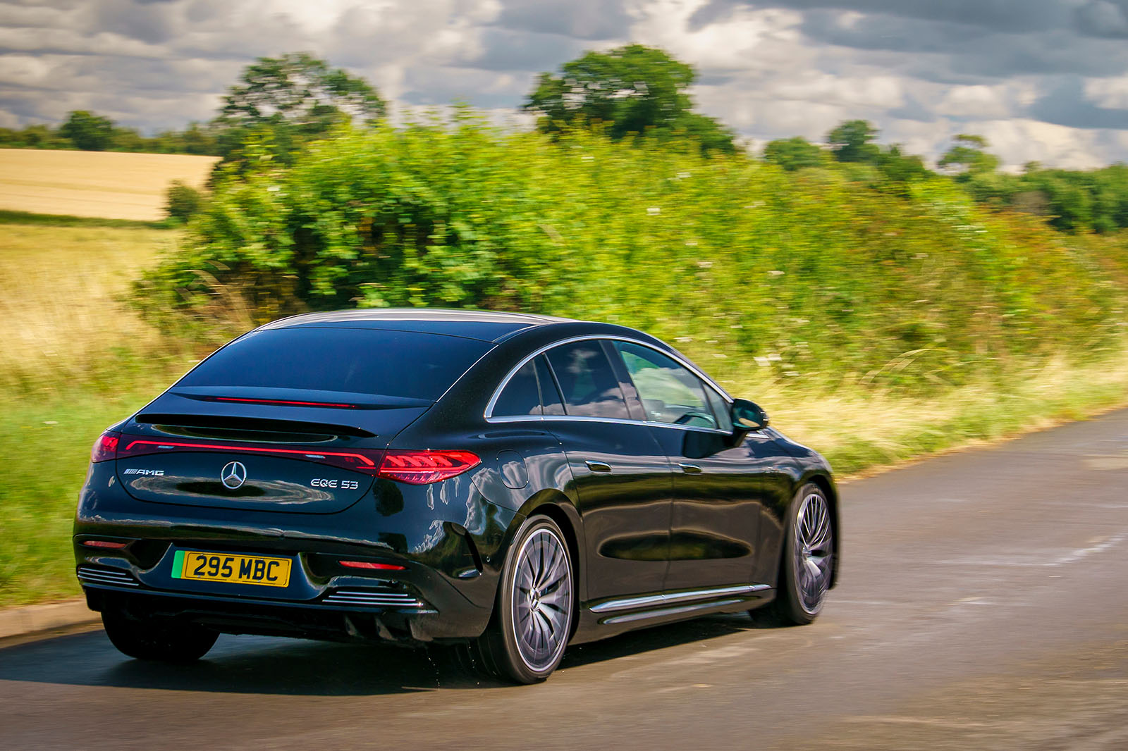 نمای عقب مرسدس AMG EQE 53 در حرکت