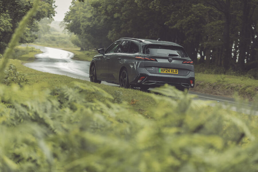 نمای عقب پژو e-308 در حرکت