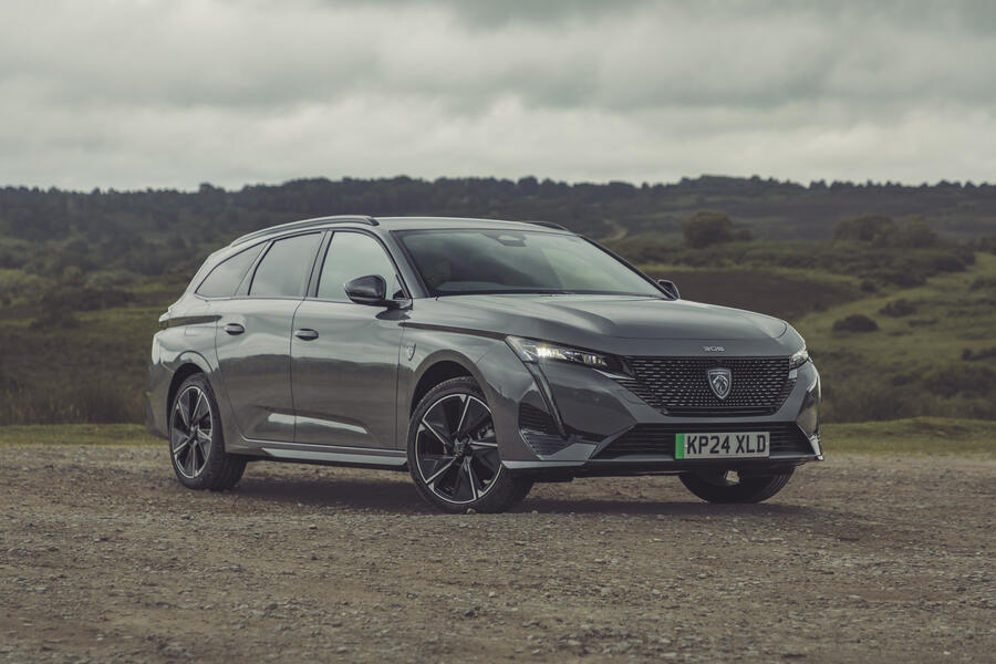 پژو e-308 SW پارک شده