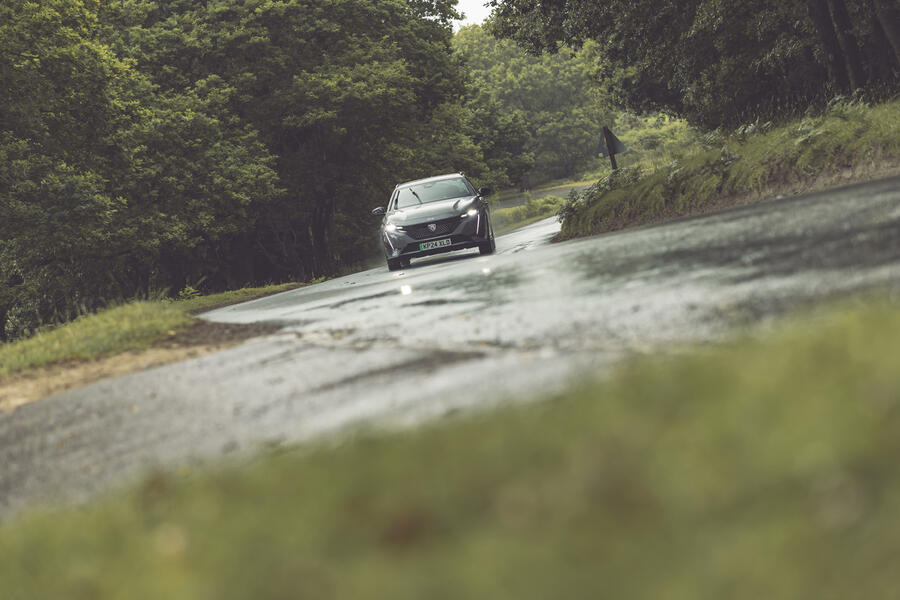 پژو e-308 در پیچ