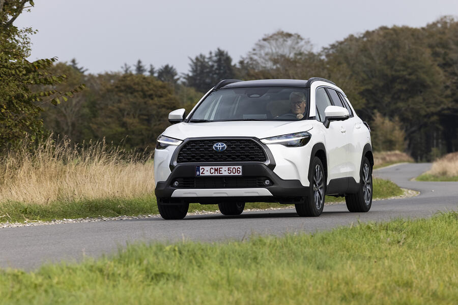 نمای جلو تویوتا کرولا کراس در حال حرکت روی جاده