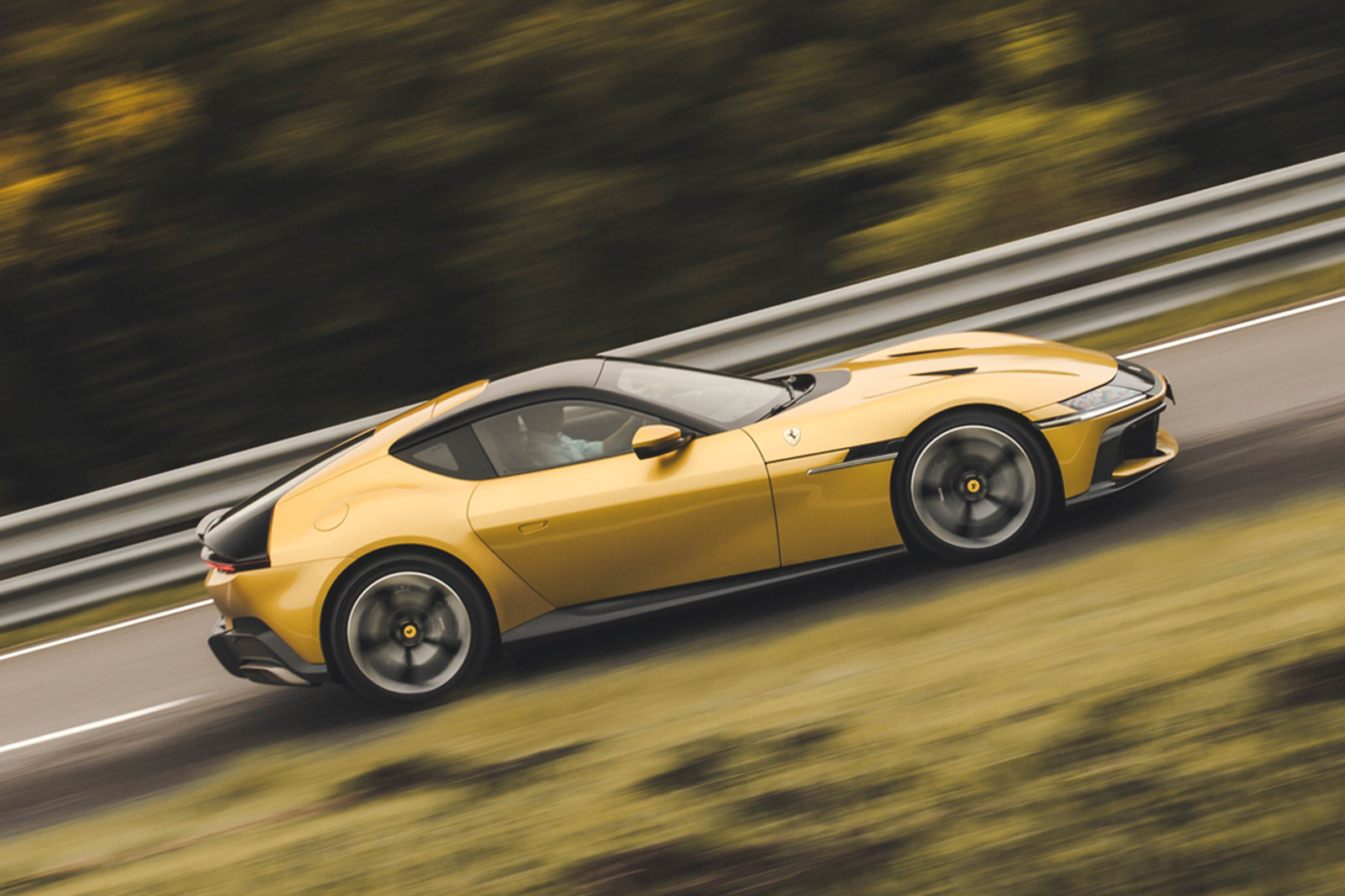 نمای جانبی فراری 12 سیلینـدری