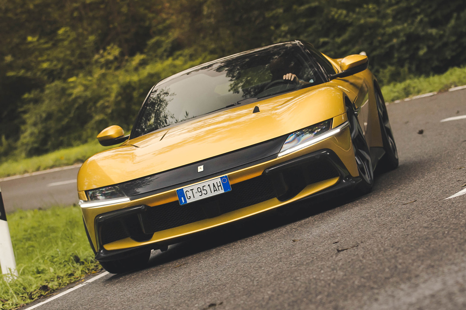 نمای جلوی Ferrari 12Cilindri