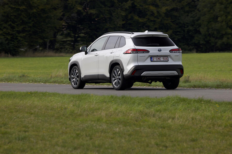 نمای عقب تویوتا کرولا کراس در حال حرکت