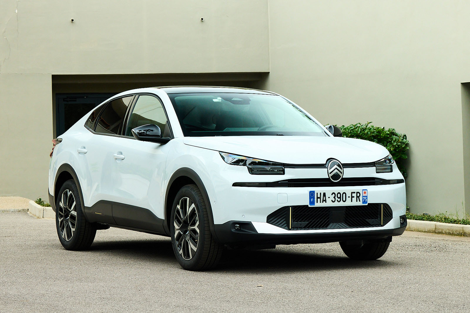 نمای جلو سیتروئن C4 X مدل 2025