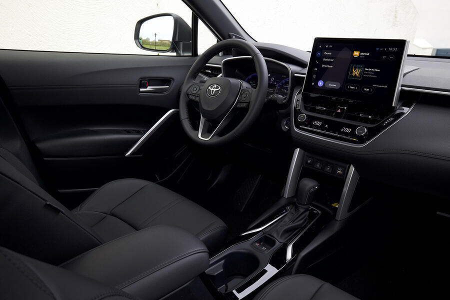 نمای داشبورد داخلی تویوتا کرولا کراس