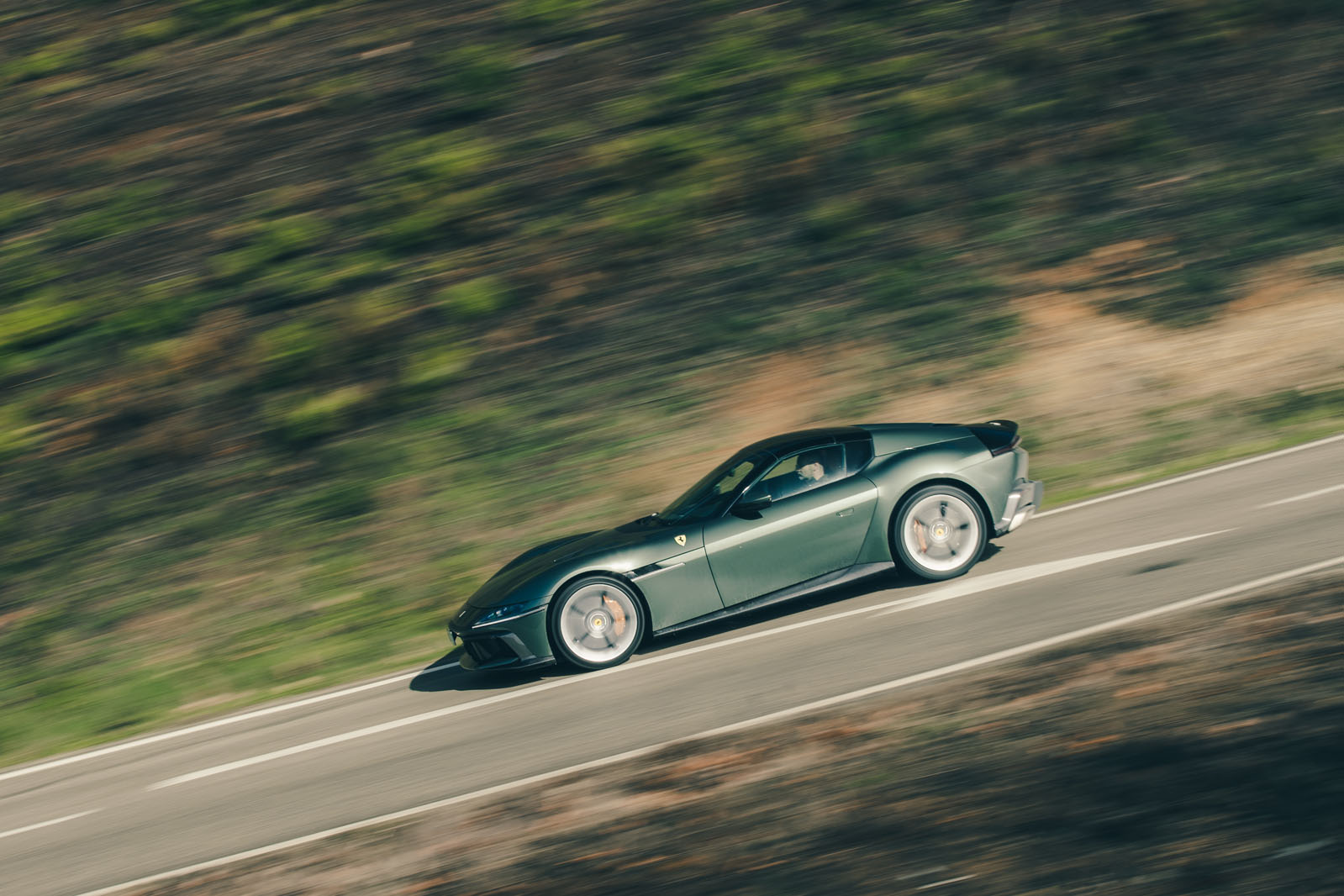 فراری 12 سیلندری اسپایدر در حال حرکت