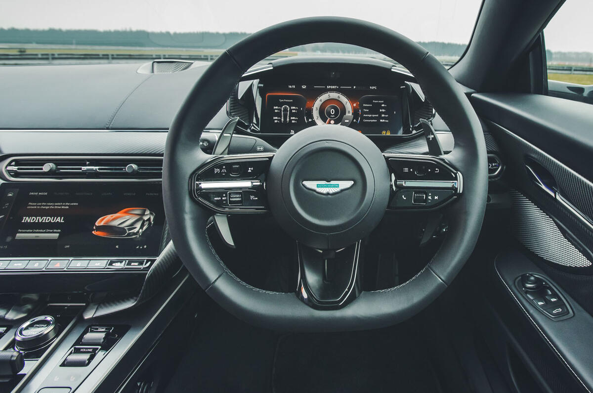 نمای داخلی و داشبورد لوکس استون مارتین ونکوئیش