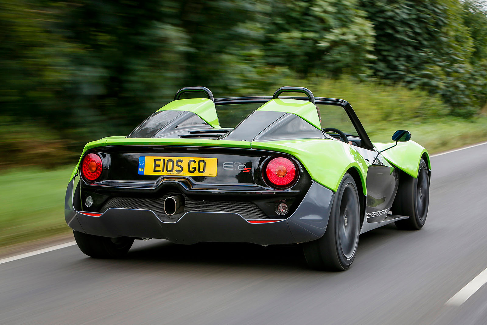 نمای عقب خودرو زنووس E10 S