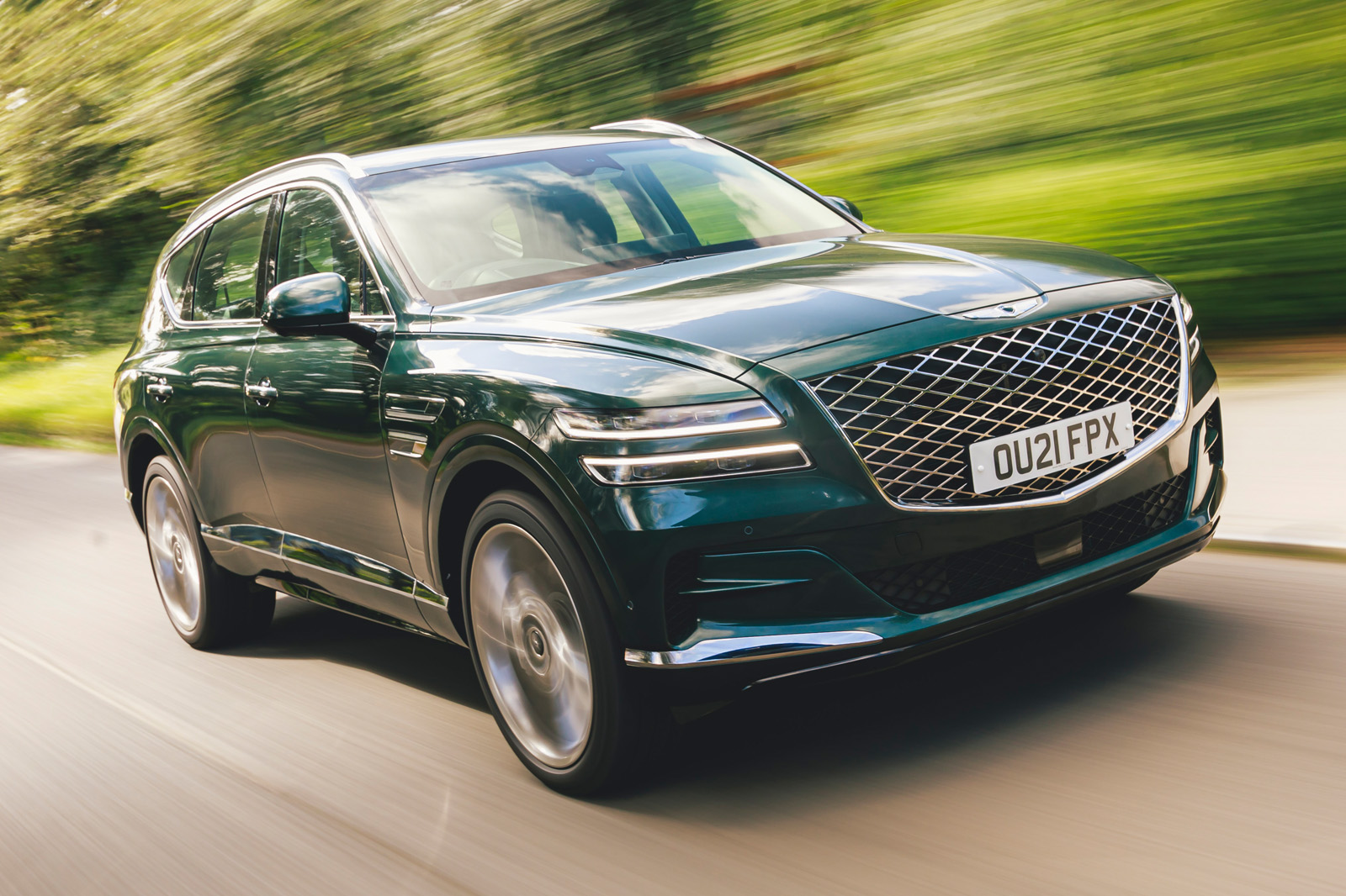 نمای جلو جنسیس GV80 در حال حرکت