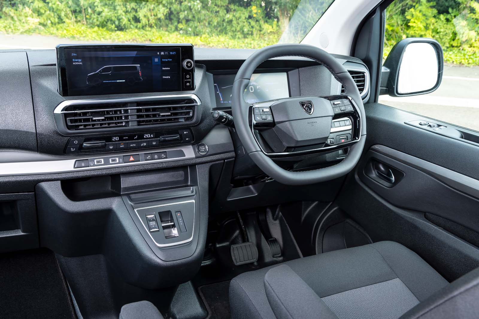 نمای داخلی و داشبورد پهن پژو E-Traveller