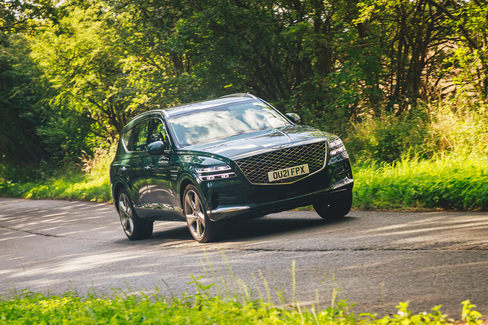 جنسیس GV80 در حال پیچیدن نمای جلو