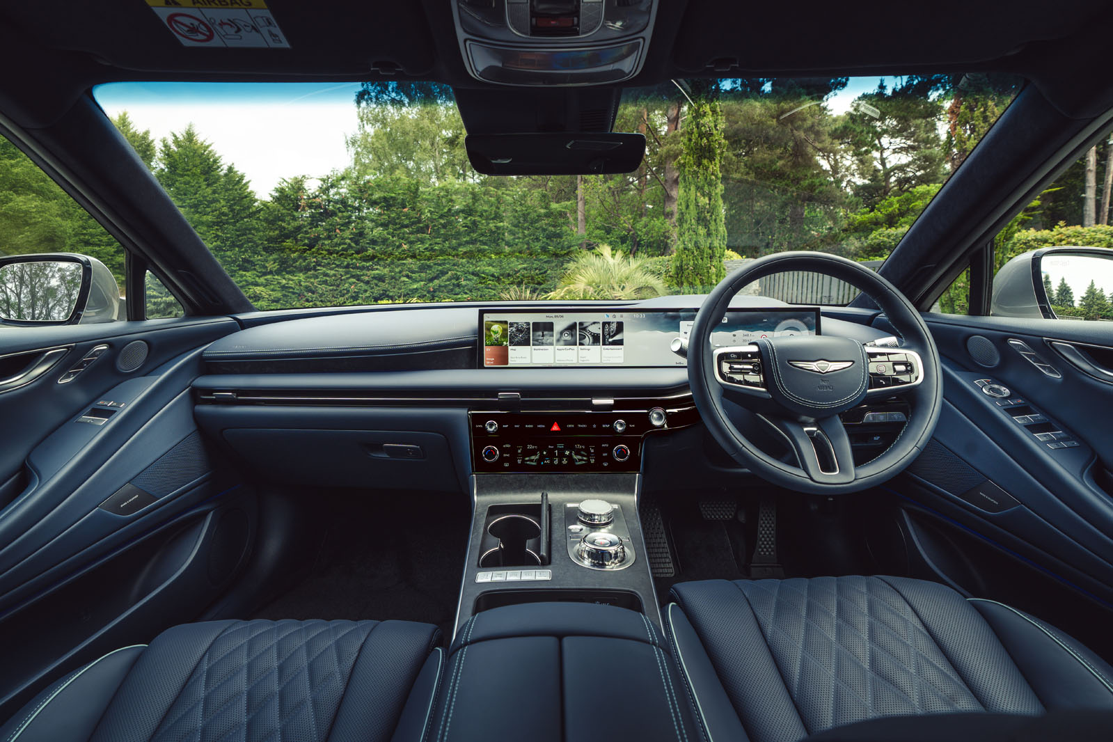 نمای داشبورد و کنترل های داخلی جنسیس G80