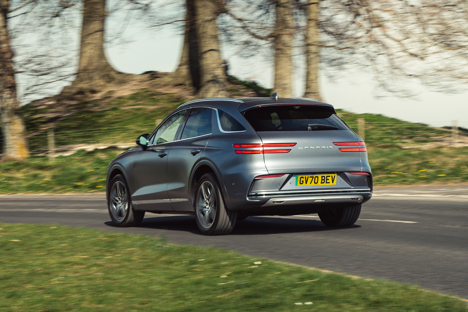 هندلینگ جنسیس GV70 برقی در پیچ ها