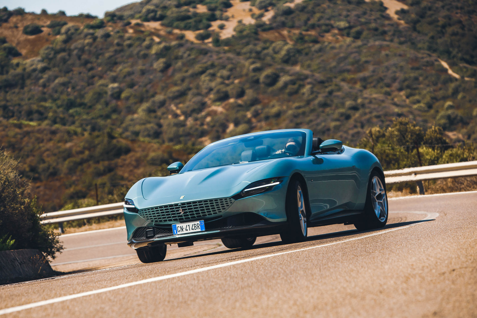 فراری روما اسپایدر در حال اوراستییر از نمای جلو