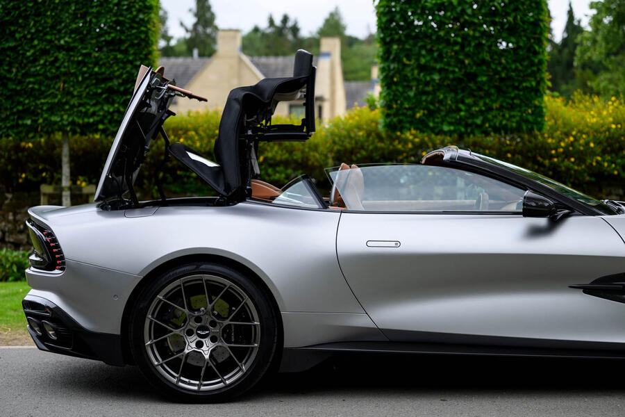 نمای جانبی ونکوئیش ولانته در جاده