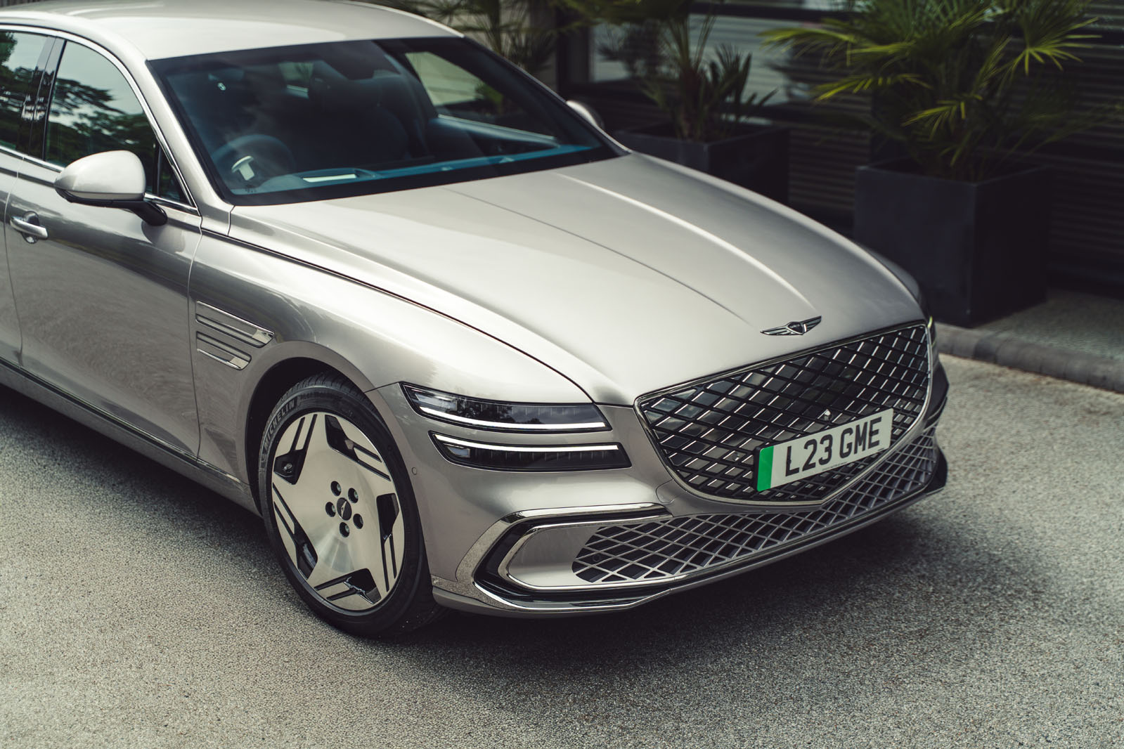 طراحی نمای جلوی جنسیس G80 برقی مدل 2025