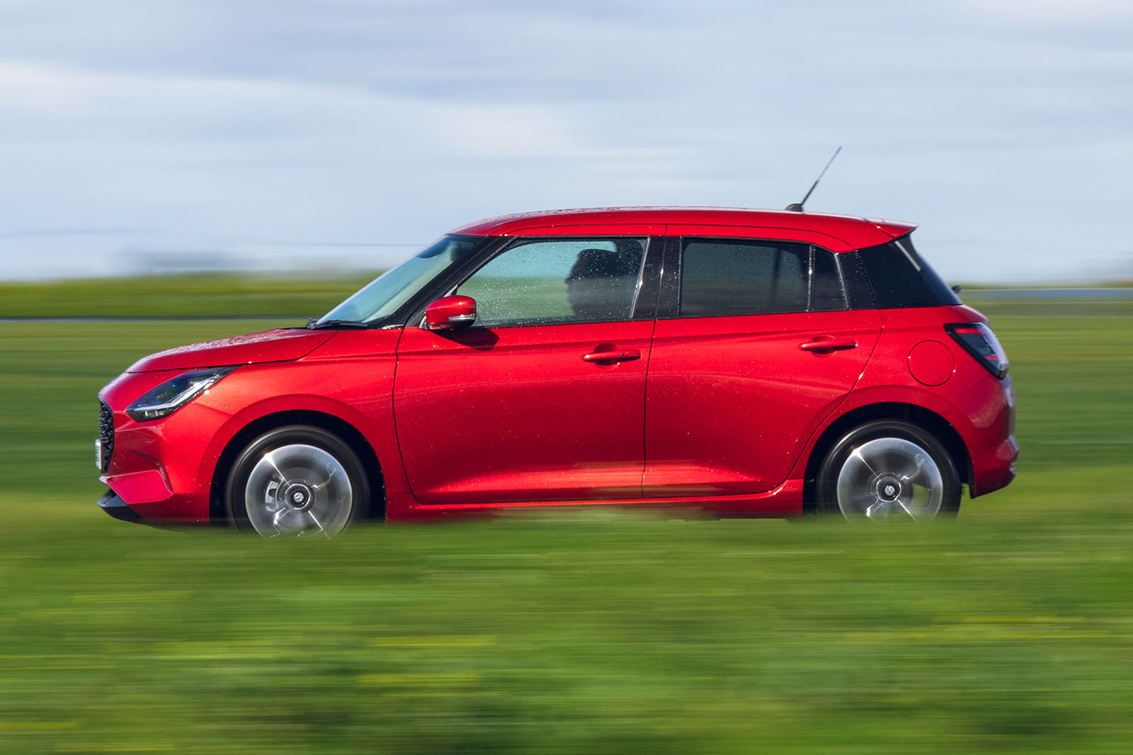 نمای جانبی سوزوکی سویفت