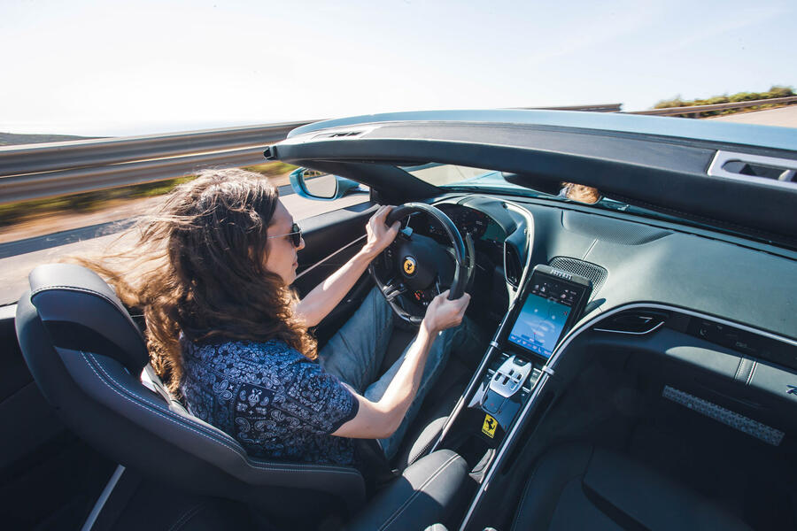 رانندگی با فراری روما اسپایدر از نمای داخلی